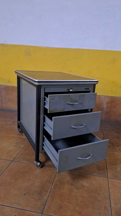 Móvel em chapa para arrumação de equipamentos e ferramentas