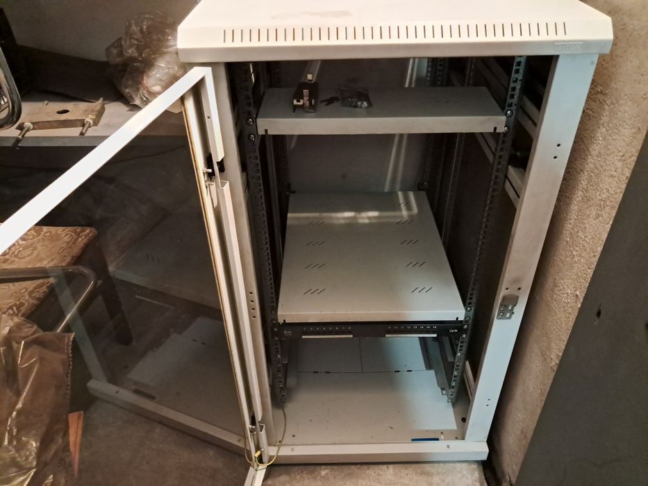 Sprzedam stojąca szafe do serwera używaną w idealnym stanie
