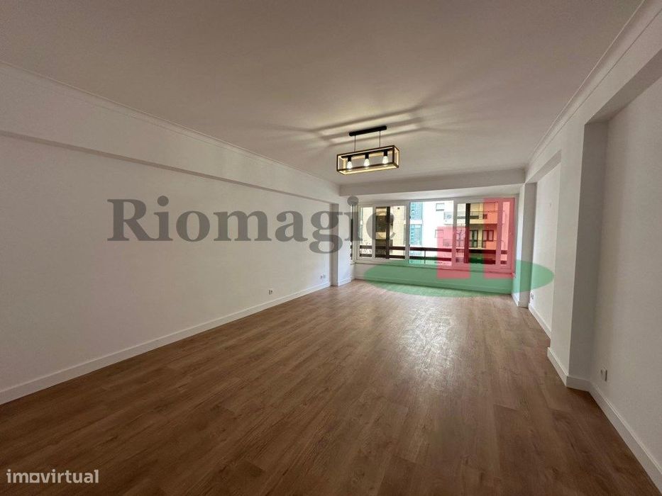 Metro Laranjeiras - Est. Luz - Lisboa - Apartamento T3 com Varandas...