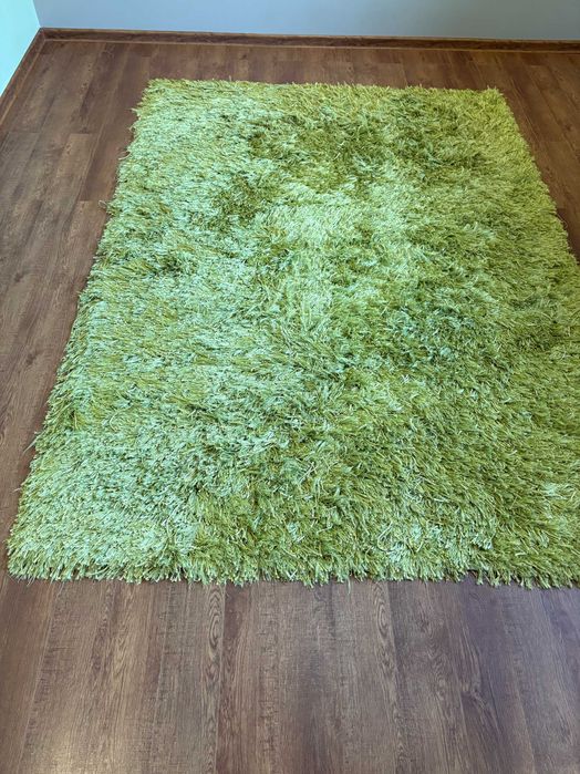 Zielony dywan shaggy, mało używany.