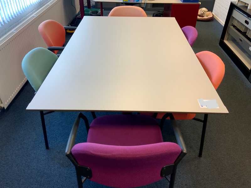 mesa com 6 cadeiras em 3 cores diferentes