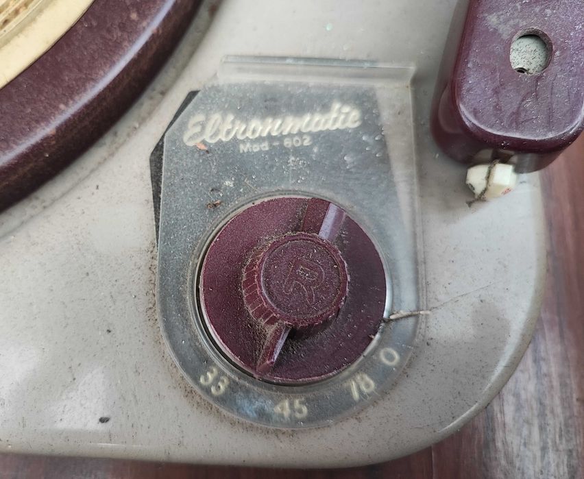 Caixa muito antiga com rádio e gira discos