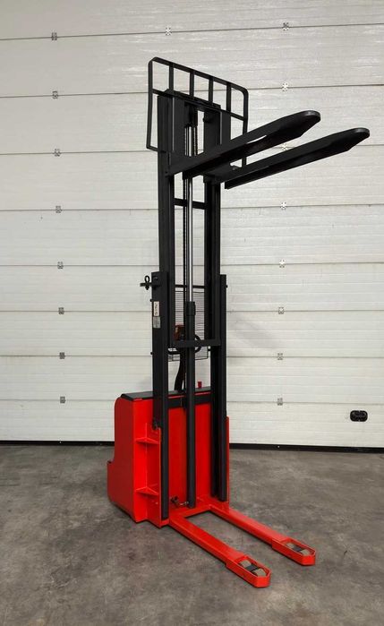 Stacker Elétrico 1500Kg.