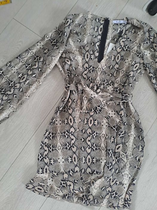 : Sukienka mini wężowy wzór animal print NA-KD – wiązana, falbanka