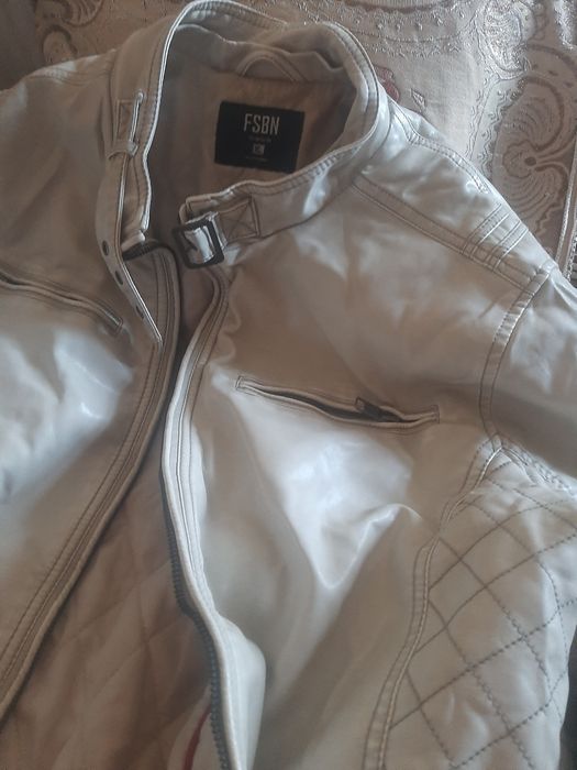 Продам шкіряну куртку молочного кольору