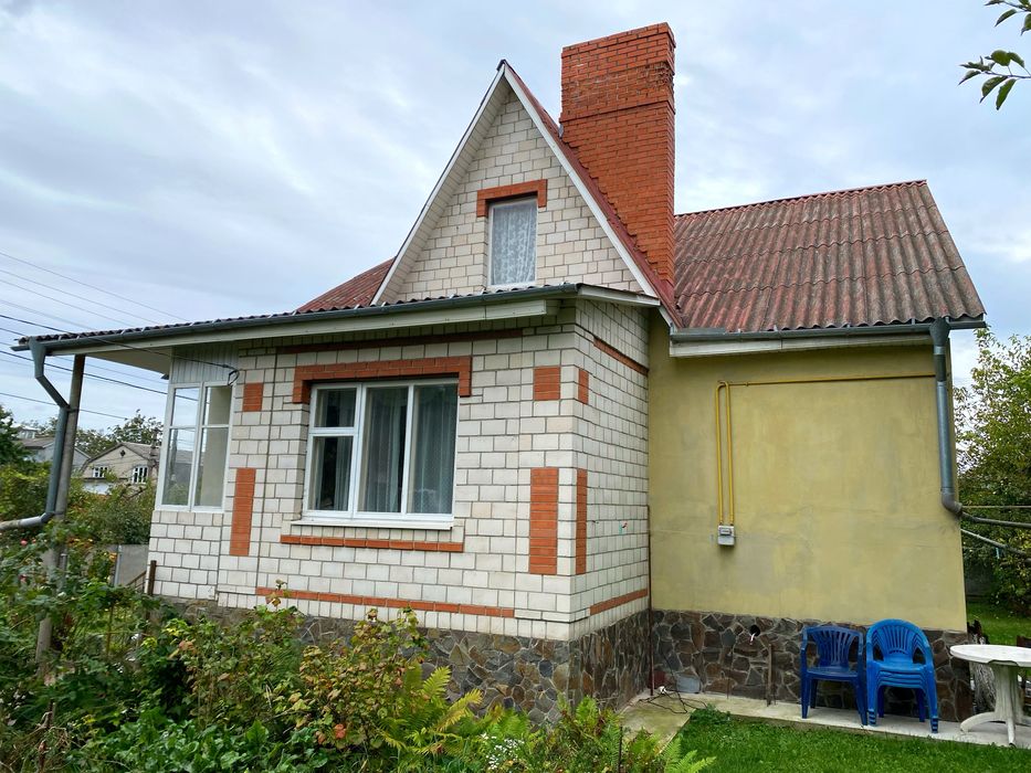 Приватний цегляний утеплений будинок