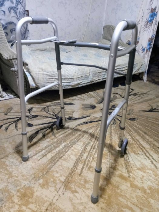 Ходунки інвалідні