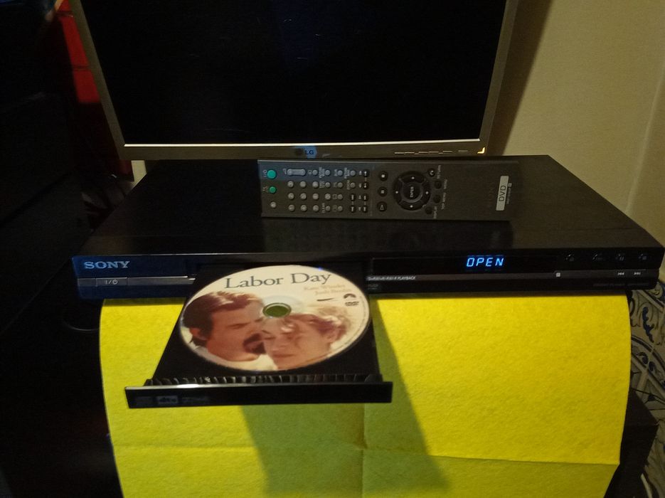 Leitor de dvds e CDs Sony com comando