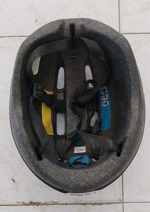 Capacete de Ciclismo de Encaixe Ajustável marca "Specialized"