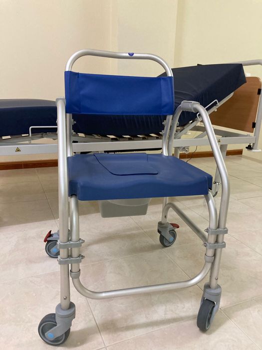 Cadeira de Banho e Sanitária com Rodas