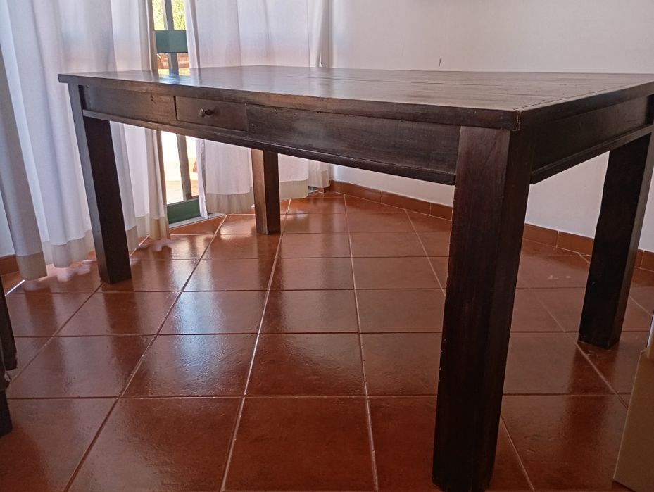 Mesa de jantar rústica em madeira maciça