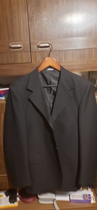 Більша валіза, куртка, костюм