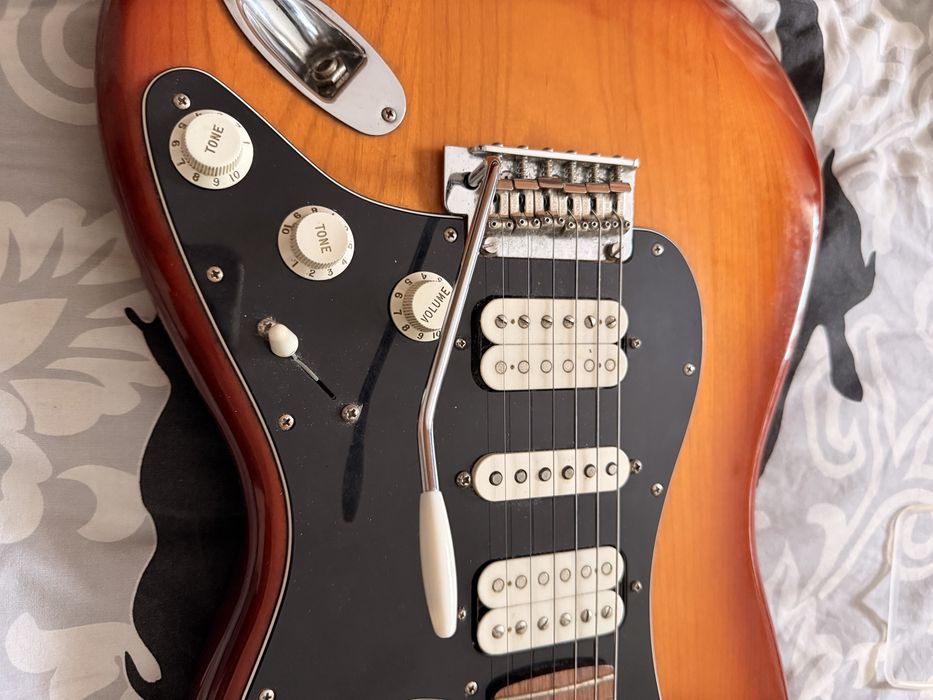 Fender Player Stratocaster HSH 75th Anniversary (2021) + Bolsa Fender Deluxe + Correia em Pele
