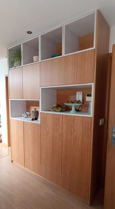 Armário  Modular Moderno (Madeira e Branco) Funcional com muita arrumação Óptimo Estado