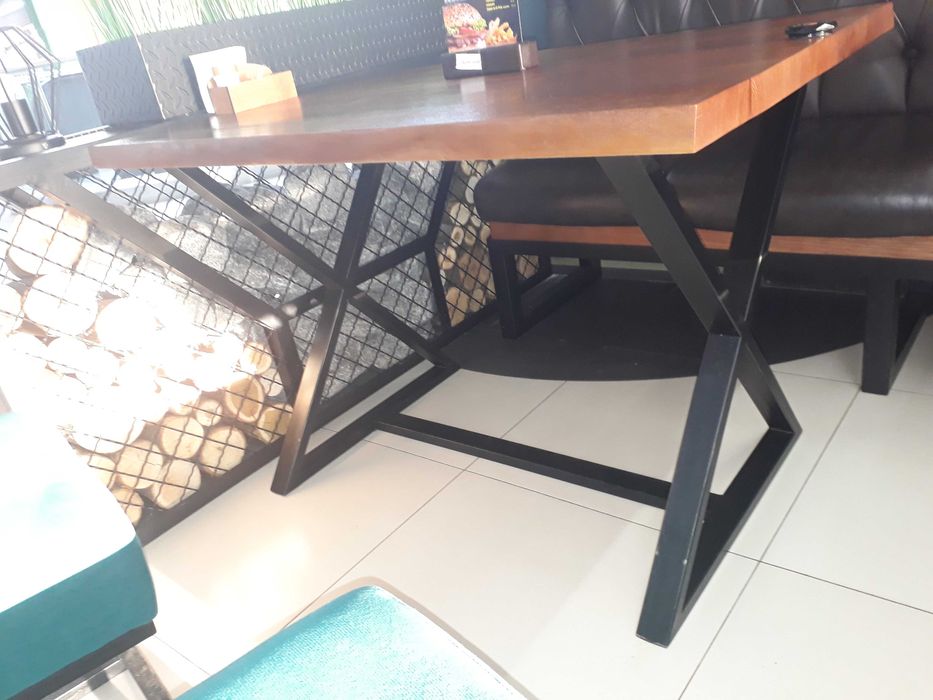 Стіл дерев'яний та дивани для кафе