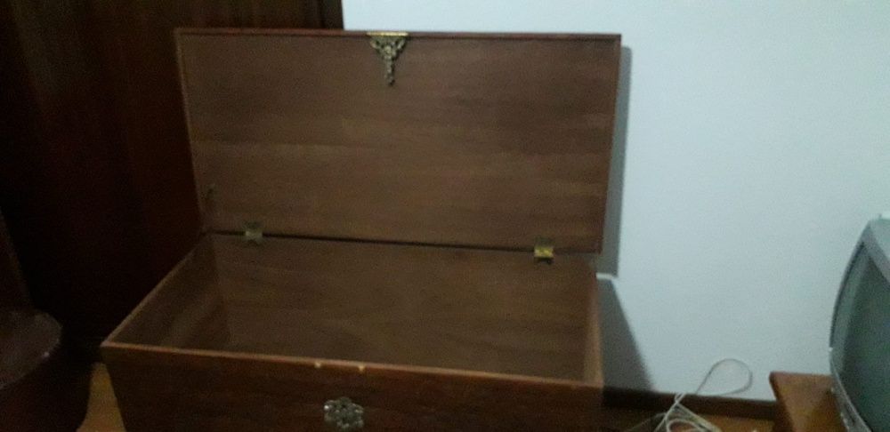 Arca de madeira para arrumação