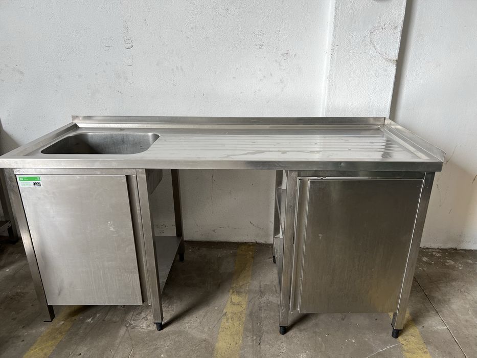 Bancada com pia em inox e prateleiras com portas