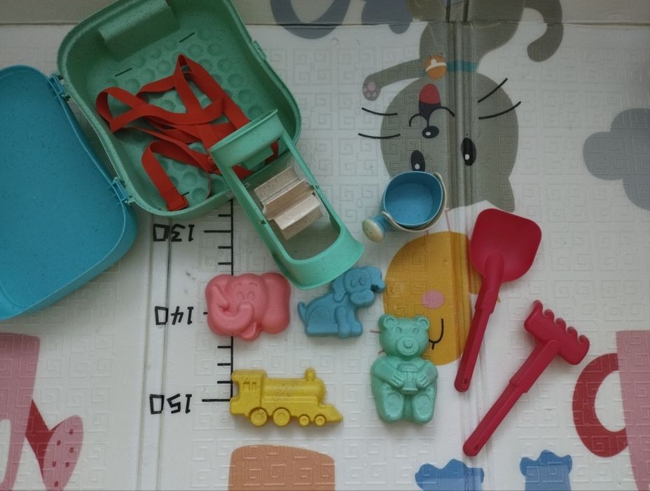 Рюкзачки та валізи з аксесуарами для піску та води