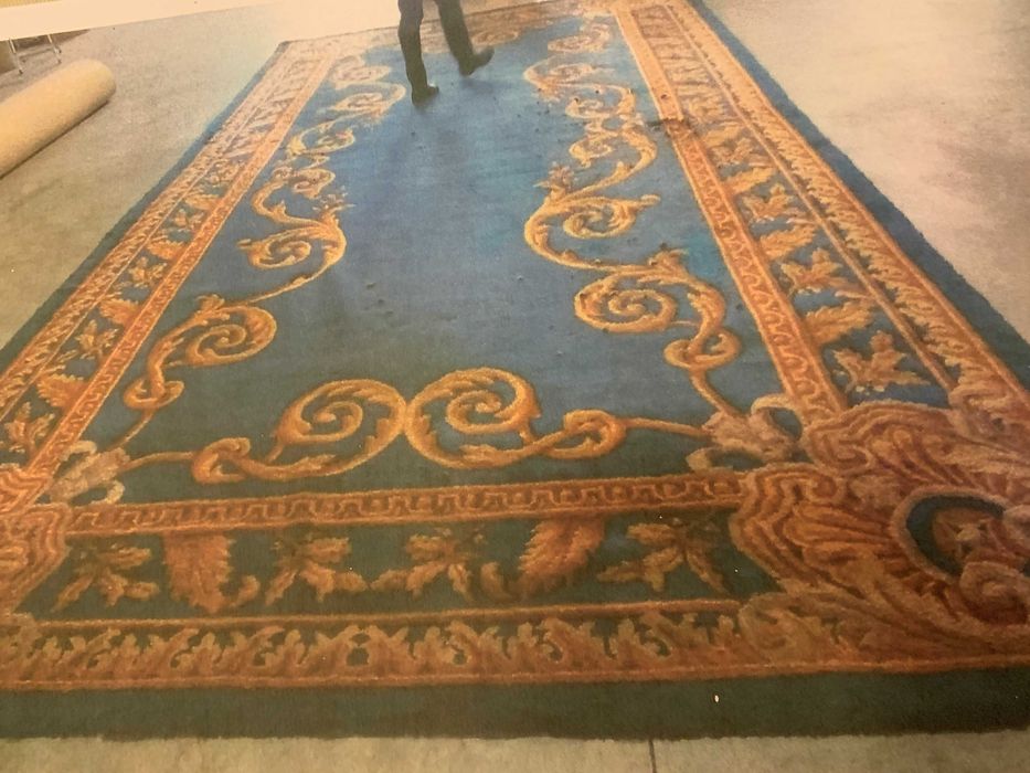 Tapete de grandes dimensões de fabrico antigo