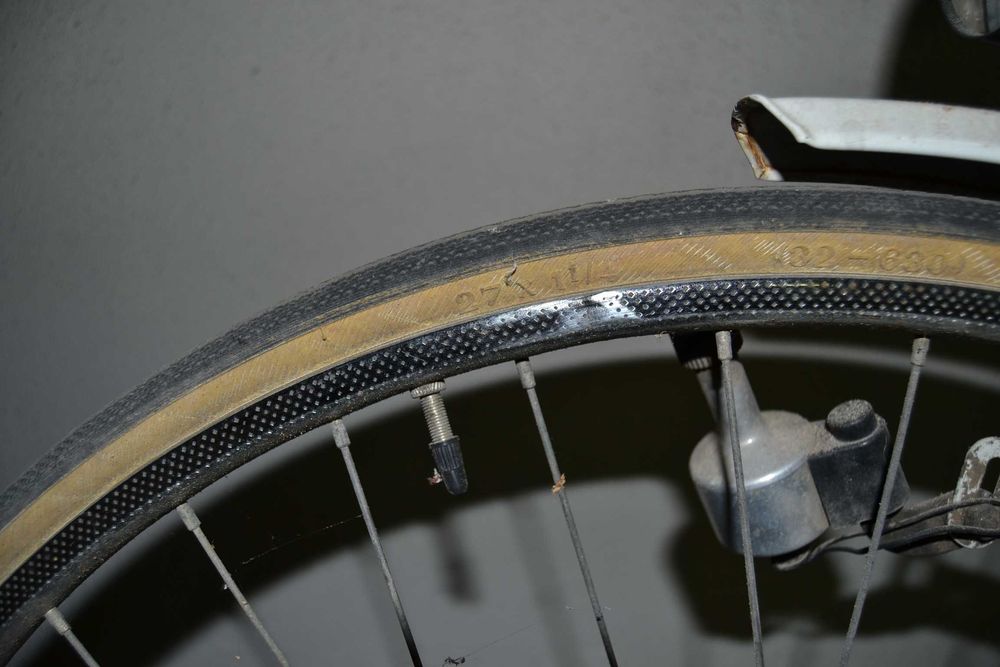 Bicicleta antiga para restaurar