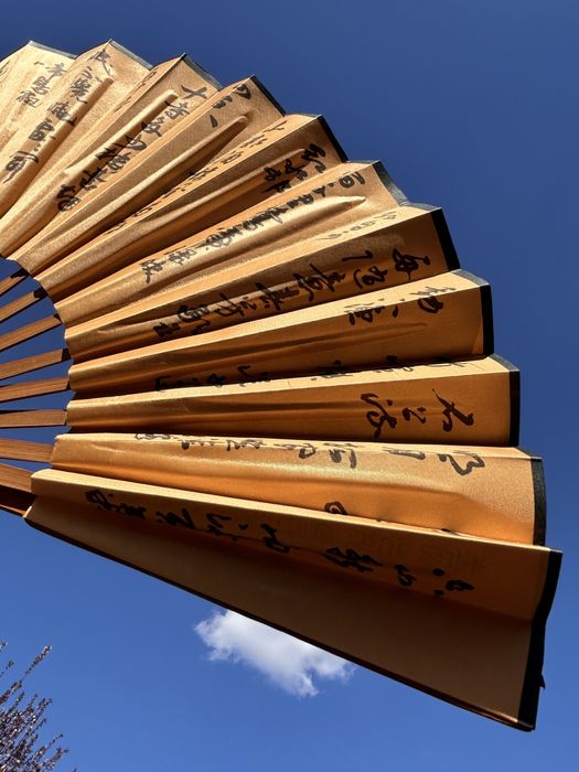 Duży wahlarz w kolorze złotym Drewno egzotyczne