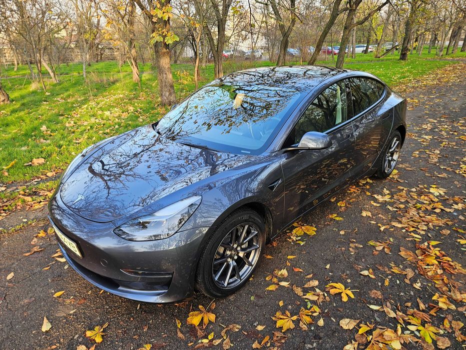 Продам Tesla Model 3  2023р. у відмінному стані