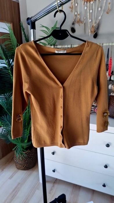 Sweter sweterek rozpinany kwiaty na rekawach
