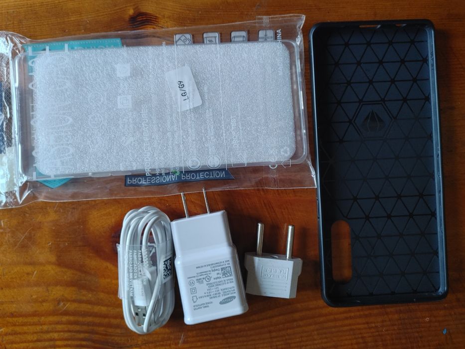 LG Velvet 8/128, вживаний, Корея, +2 бампера, зарядка, кабель.