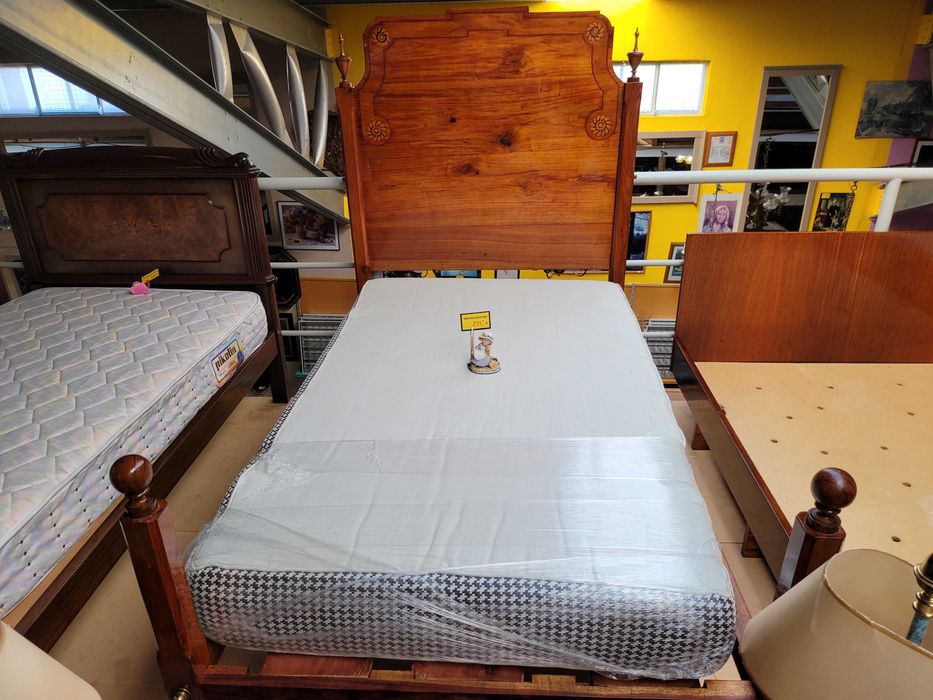 Cama de solteiro estilo D. Maria - Com estrado e colchão - óptimo