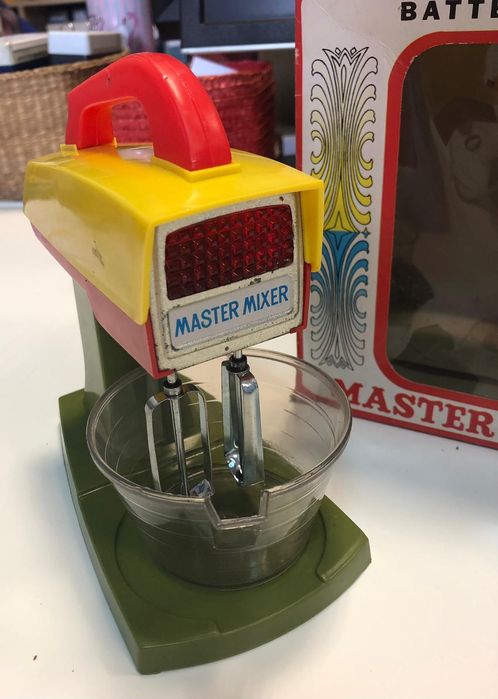 Brinquedos vintage batedeira e frigorífico