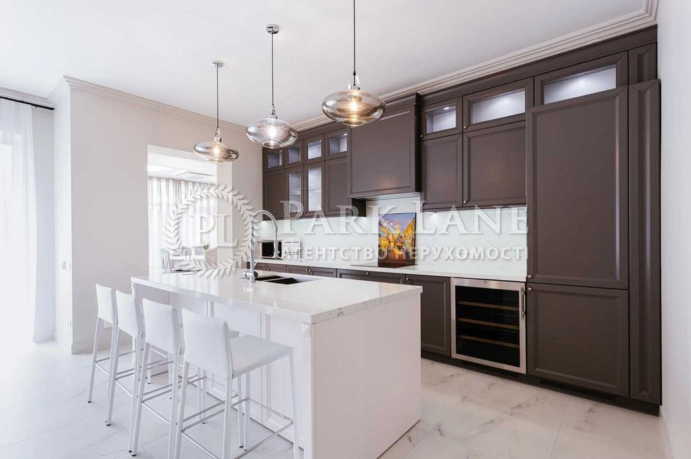 Продаж якісного будинку з просторою територією в Лісниках