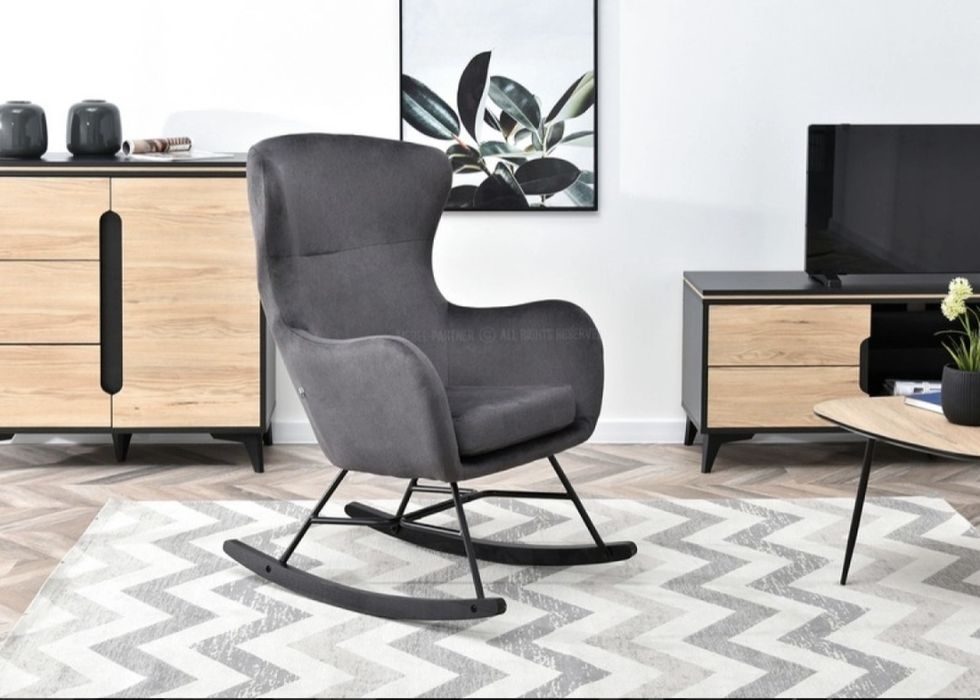 Fotel bujany Nesta grafitowy, wygodny bujak na czarnych pło