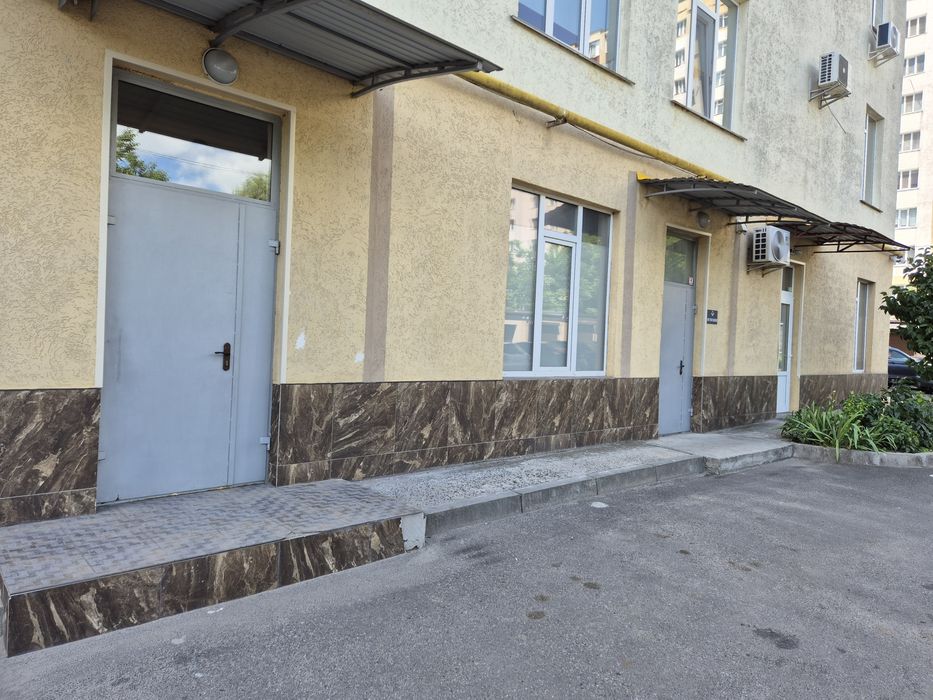 Кабінет з окремим входом