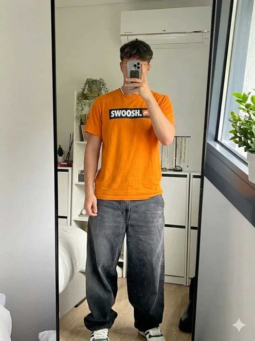Koszulka Nike swoosh w kolorze pomarańczowym.