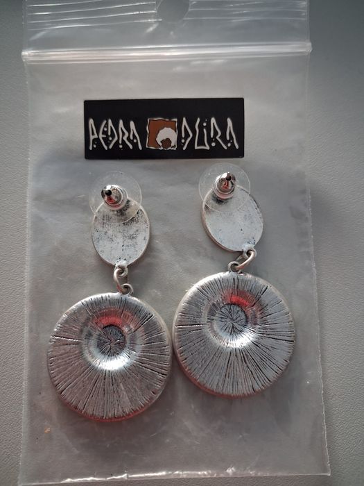 Brincos da marca Pedra Dura, padrão zebra