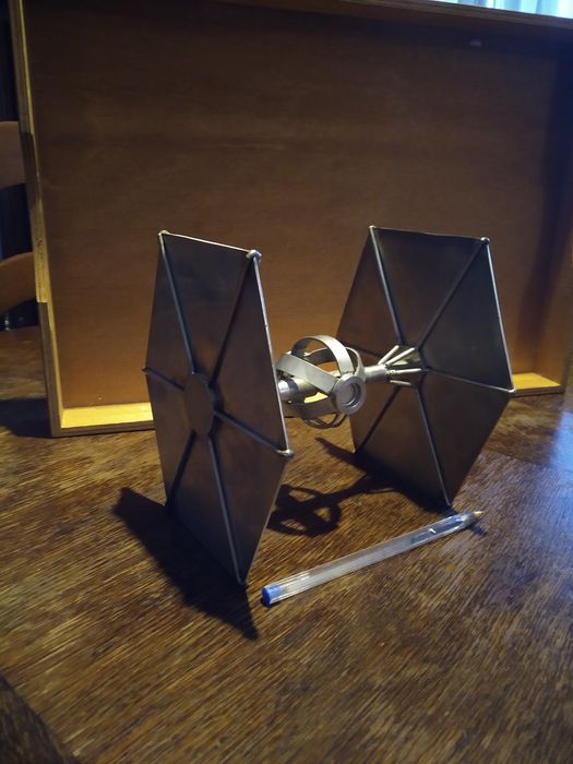Tie Fighter escultura metal abstracta