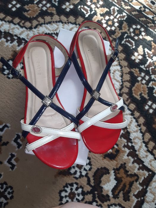 Продам босоніжки