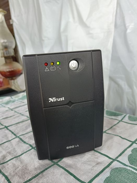 UPS Trust 600VA — Bateria nova