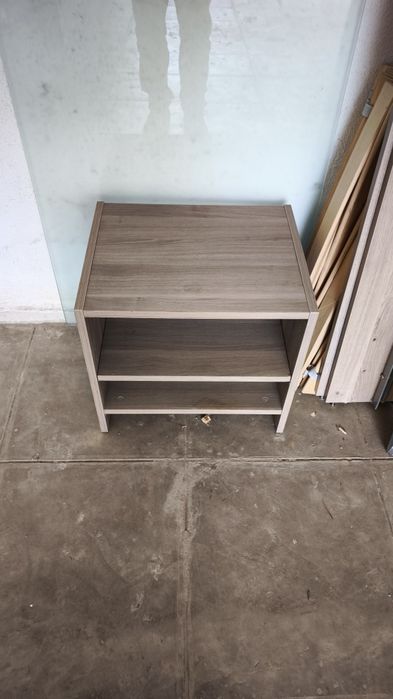 Cama de casal e mesa de cabeceira sem colchão