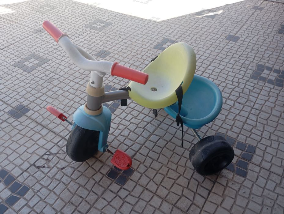 Triciclo Pedais Criança