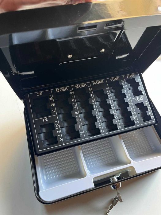 caixa de dinheiro com chave