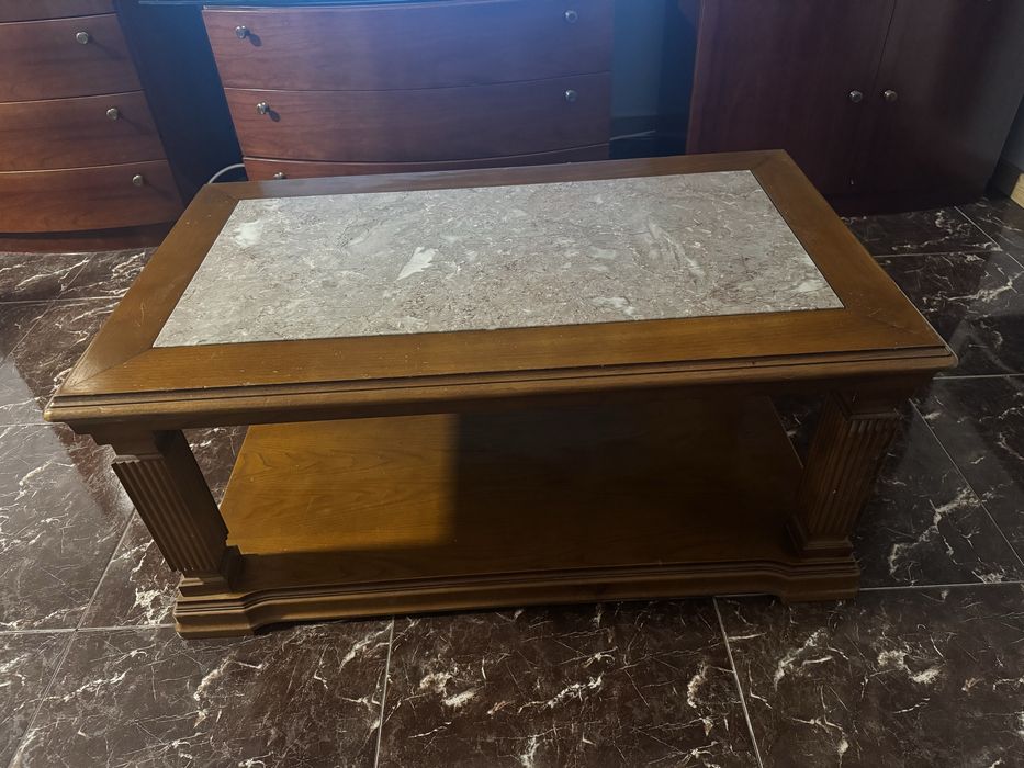 Mesa de Centro em Madeira e Mármore — Elegante e Como Nova