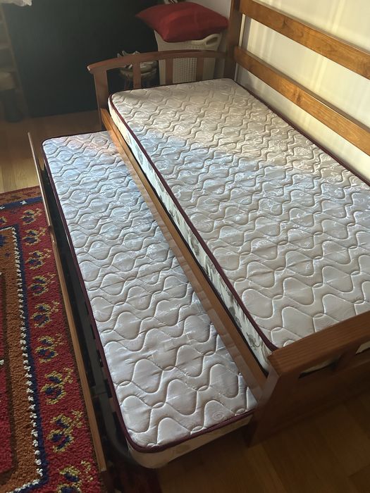 Sofa cama, braços de madeira e forro de pele 1,85x85cm