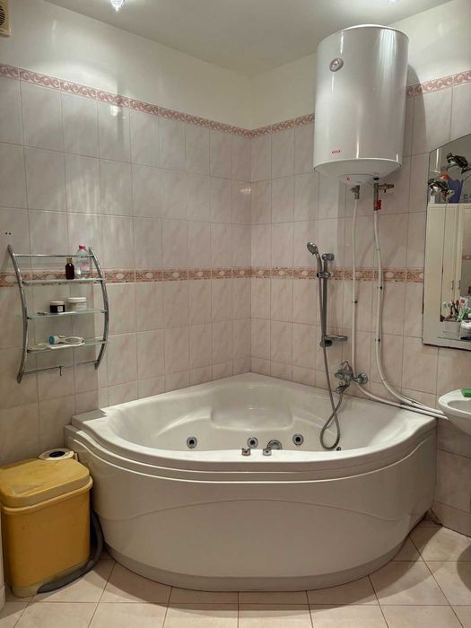 Затишний будинок з більярдною, сауною, садом та квітником, біля лісу!