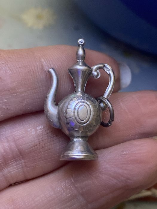 Mała srebrna zawieszka stara próba 835 dzbanek