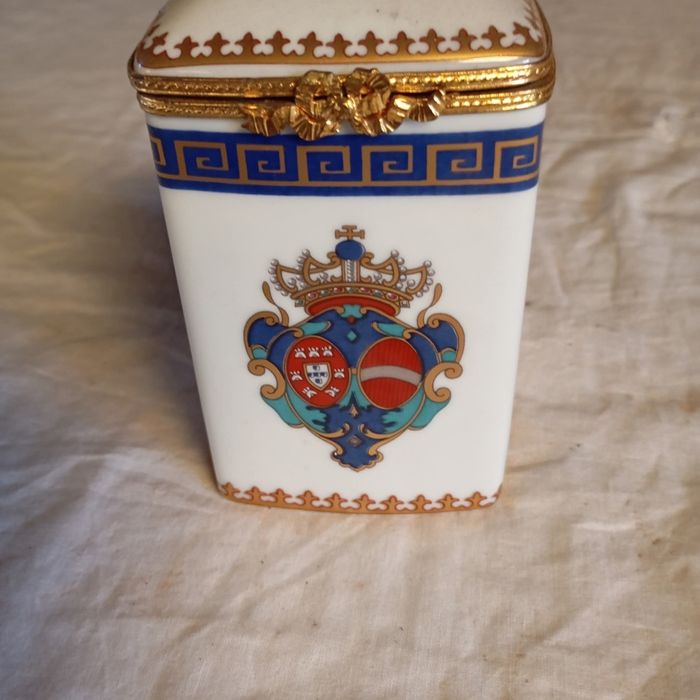 Vendo esta peça muita bonita companhia das  índias