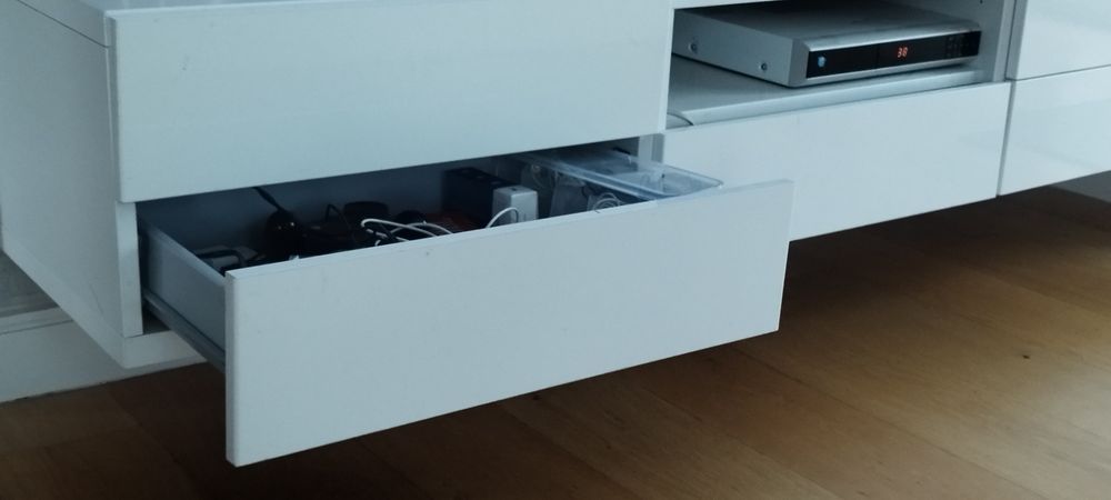Szafka wisząca pod telewizor Ikea