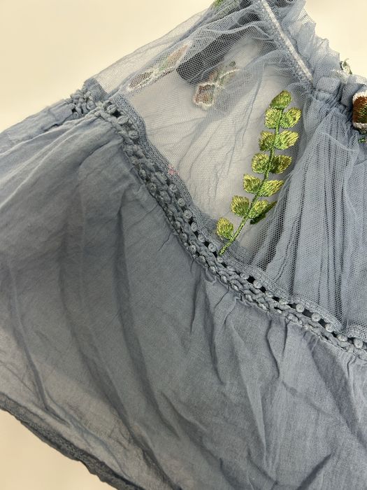 Vestido com bordado forrado. L