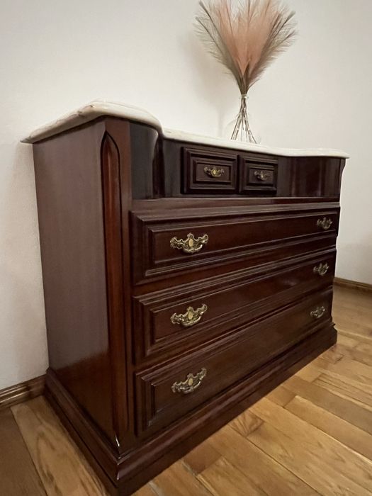 Comoda em mogno com tampo em marmore