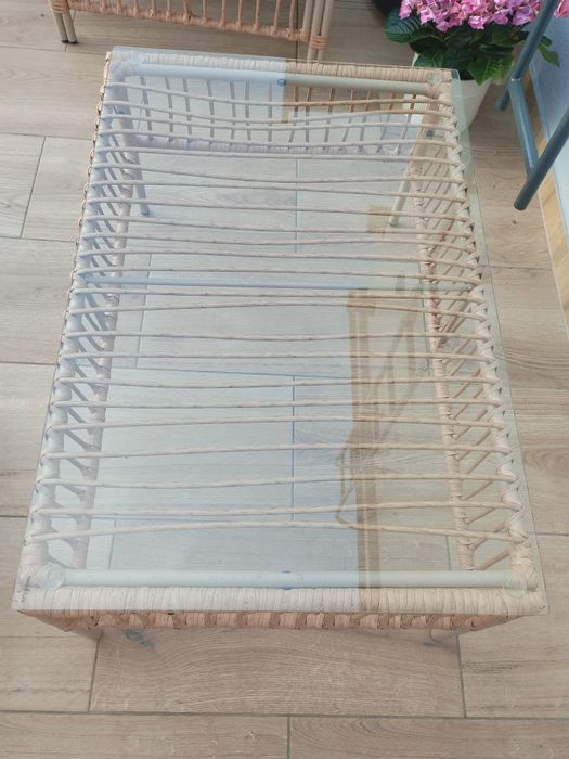 Stolik ogrodowy beżowy z blatem ze szkła hartowanego